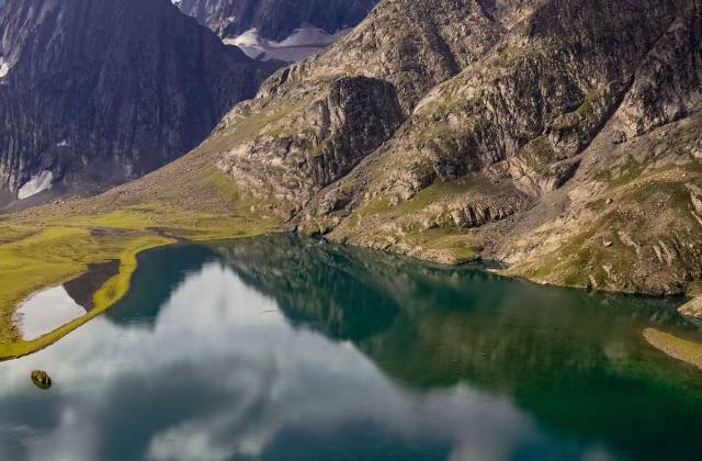 Awe-inspiring view of a mountain range with the serene Vishansar Lake in the foreground